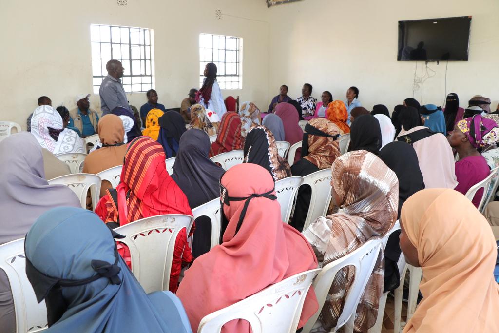 AFGMBoard's tweet photo. The Anti-FGM Board today held a successful Dear Daughter Campaign in Kambi Turkana Village, Kilimani Sub-location, Isiolo County. The engagement brought together survivors, young mothers, chiefs from different locations, and the Director for Gender of Isiolo County.
#EndFGM https://t.co/p5DxDTOOzc