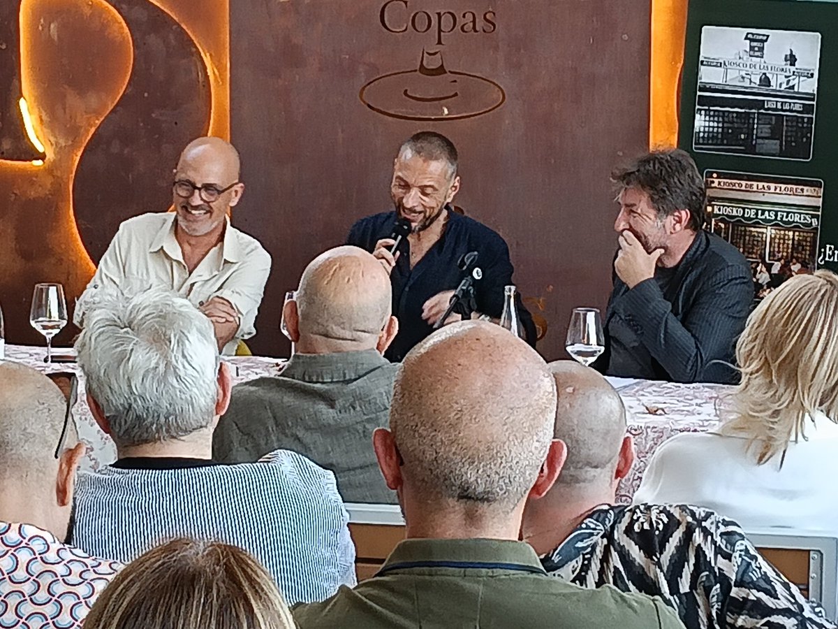 ccarballo1961's tweet photo. Muchos, muchos amigos han acompañado a #FernandoRepiso en la presentación de su novela 'Manual para construir un infierno'. Y junto al autor,  el actor #Antoniodelatorre y el periodista @oscar_gomez. #Novelanegra audaz y provocadora. @Planetadelibros @kioscolasflores https://t.co/EijHJCgjlk