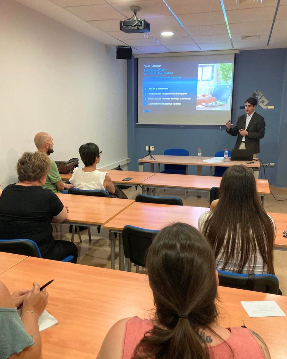 proyecto_orum's tweet photo. 💡🖥️ Esta tarde hemos acercado ORUM a pymes y autónomos de Águilas en la sede de la Asociación de Comerciantes e Industriales.

Nuestro equipo ha explicado cómo este servicio gratuito ayuda a los negocios a conocer su exposición digital y mejorar su protección con acompañamiento. https://t.co/MvkKimVEVm