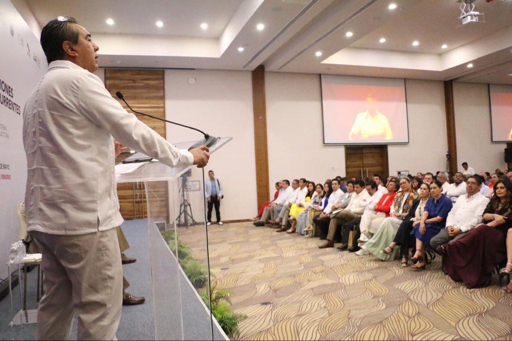 Montano_Ventura's tweet photo. 🚨 Foro «Elecciones concurrentes 2027: retos del Sistema Nacional Electoral».

Hoy inauguramos en Boca del Río, Veracruz, este foro clave para analizar la renovación simultánea de:
📌 Diputaciones federales
📌 Gubernaturas
📌 Congresos locales
📌 Ayuntamientos

Un reto sin precedentes que exigirá coordinación, legalidad y confianza ciudadana.

👇🧵