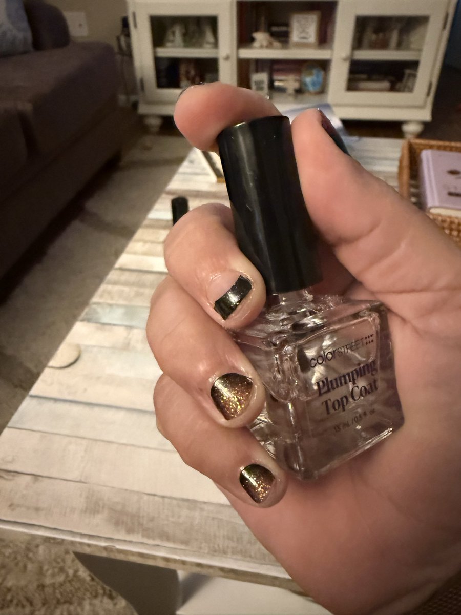 AmandaHawk11's tweet photo. Color Street helped my nails rock our Bulldog black and orange today! No tools, no drying time, and about 10 minutes to apply 💕
https://t.co/7WS7OWYySi https://t.co/QGuDIsFny9