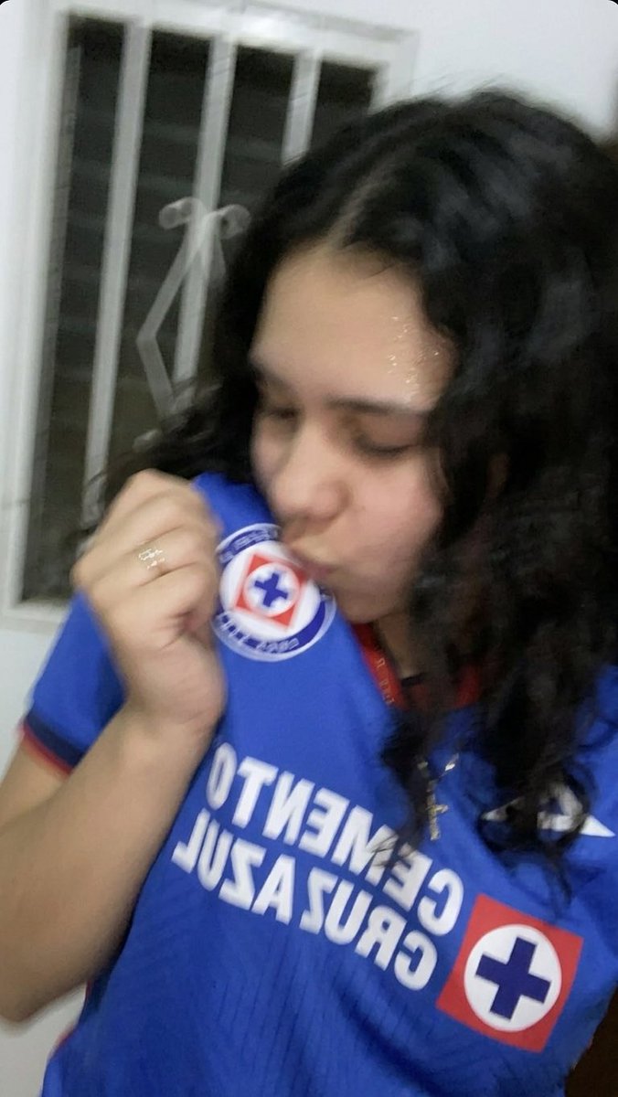 ivanadeudor's tweet photo. @CruzAzul Besando el escudo en mi casita 🥺💙 https://t.co/srOmQWmVDa