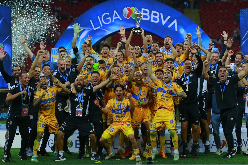 elcompitv's tweet photo. Hoy se cumplen tres años de la última vez que TIGRES fue campeón de La Liga.

28 Mayo 2023
@TigresOficial perdía 2-0 vs Chivas en La Final de Vuelta en El Akron.

Pero se vino la remontada…

 Gignac al 65.
Córdova al 71.
Y en tiempo extra Pizarro mató al 110.

TIGRES CAMPEÓN!!!! https://t.co/HTgw1CfftD