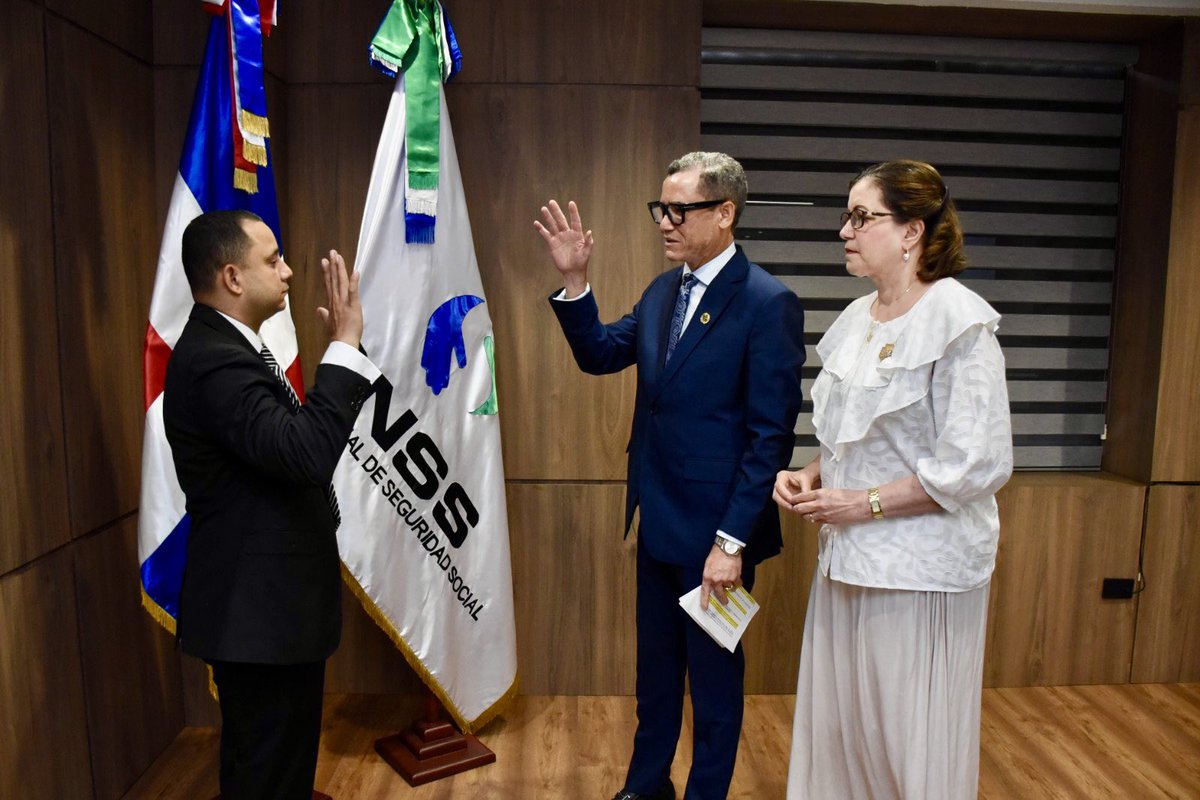 CNSSRD's tweet photo. El ministro de @MTrabajoRD y presidente del CNSS, @EddyOlivares14 juramentó a Miguel Victor Lora Caradín, como nuevo representante del sector profesionales y técnicos ante la entidad rectora del Sistema Dominicano de Seguridad Social. https://t.co/CzlLQOkfPp