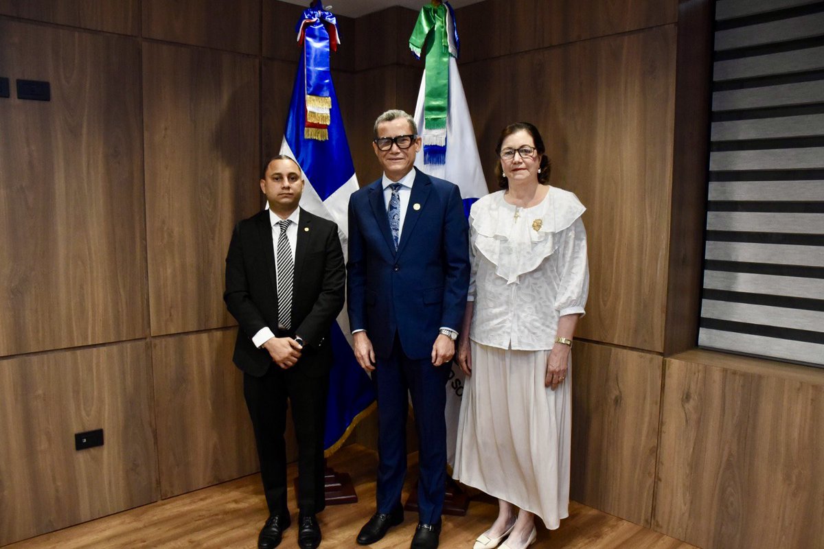 CNSSRD's tweet photo. El ministro de @MTrabajoRD y presidente del CNSS, @EddyOlivares14 juramentó a Miguel Victor Lora Caradín, como nuevo representante del sector profesionales y técnicos ante la entidad rectora del Sistema Dominicano de Seguridad Social. https://t.co/CzlLQOkfPp