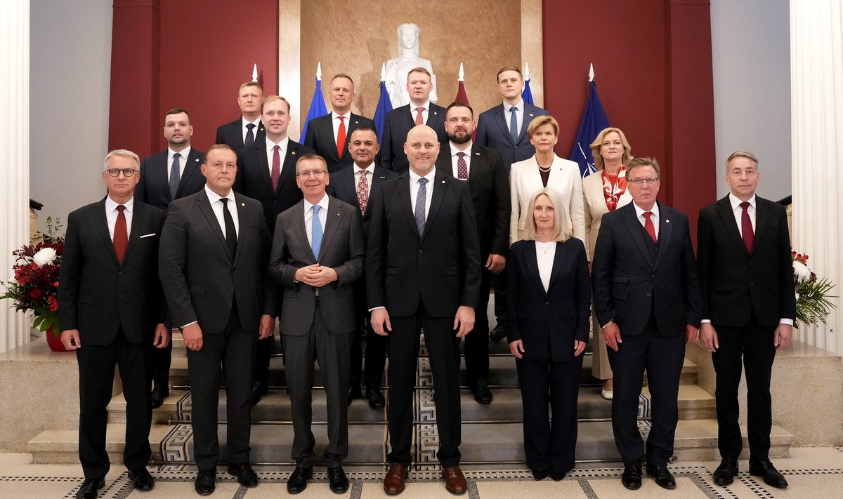 Apvienotais_'s tweet photo. 🇱🇻 Aizvadīta Andra Kulberga vadītā Ministru kabineta pirmā svinīgā sēde. 

#APVIENOTAISSARAKSTS https://t.co/hS0fwVGIRs