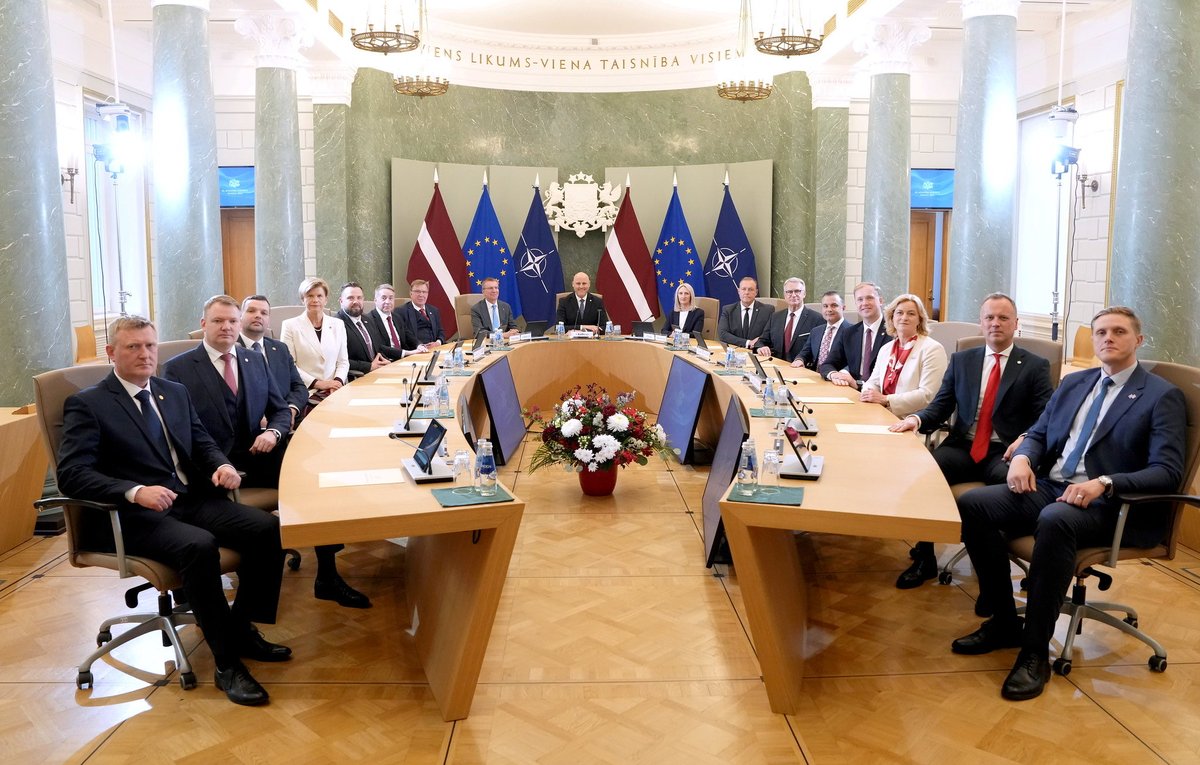 Apvienotais_'s tweet photo. 🇱🇻 Aizvadīta Andra Kulberga vadītā Ministru kabineta pirmā svinīgā sēde. 

#APVIENOTAISSARAKSTS https://t.co/hS0fwVGIRs