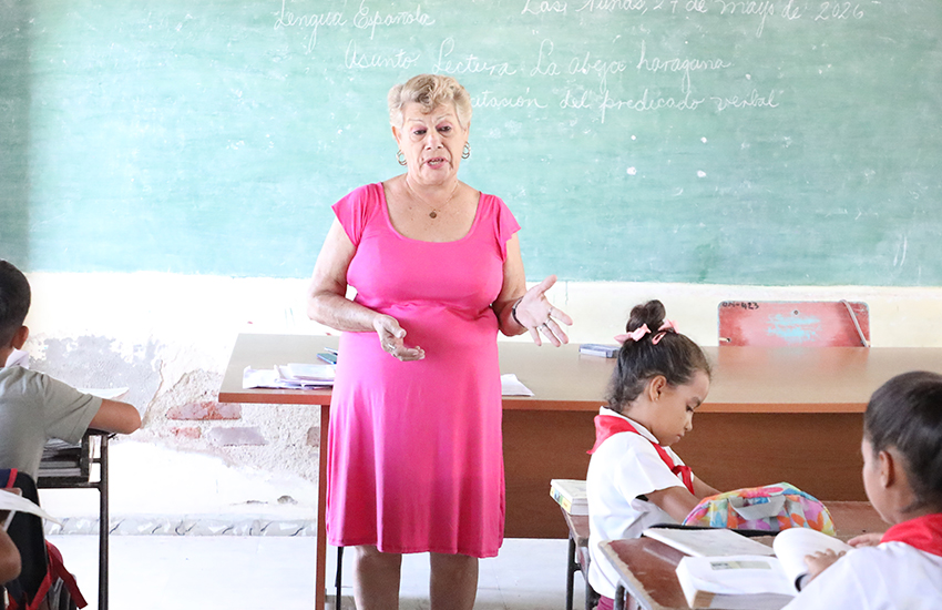 26deLasTunas's tweet photo. “Vengo del campo, de un lugar llamado Sabanita”, dice Mirtha Ayala Núñez, docente #lasTunas quien no ha sentido pasar los 44 años que lleva entregada al magisterio.  https://t.co/ug1wnmi0fG #CubaEstaFirme https://t.co/26lwsaLjCx