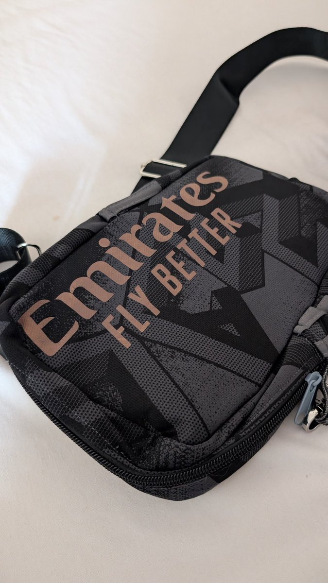 jacksonbosco's tweet photo. Customised @Arsenal man bag done by @pitchstitchbags . Thank you 🙏🏽 https://t.co/Tflr9FqPCO