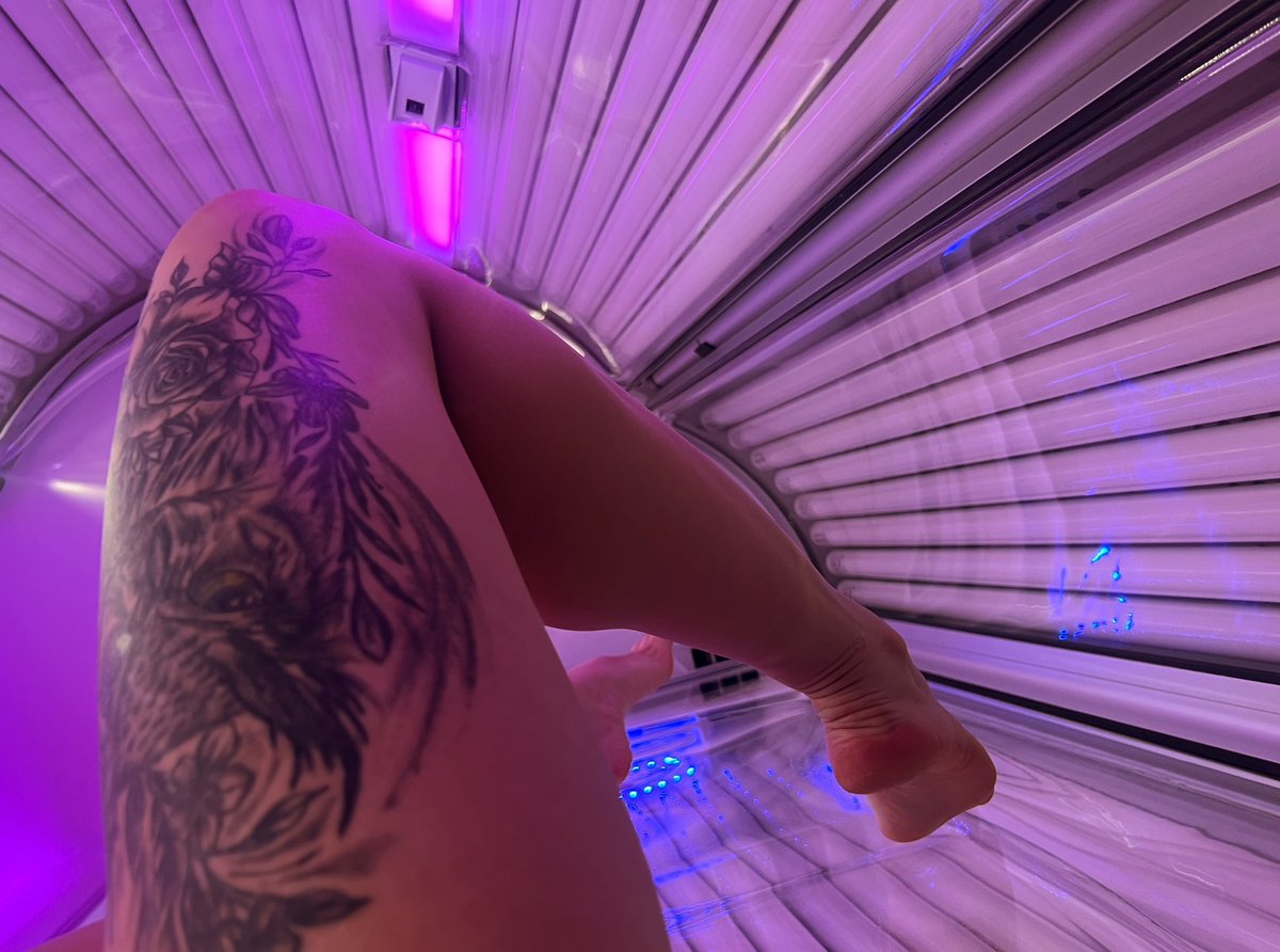 QueenEwaFindom's tweet photo. Patrzcie na Mnie z kolan bo tam jest wasze miejsce, tylko i wyłącznie na czworaka, z językami na wierzchu, śliniącymi się jak głodne psy!💦 I co wam zostało, marne podróby facetów? Trzepanie się jak żałosne pizdy a większość ukryta przed partnerką w kącie.😁 Wasze zadanie? Służyć Mi, przynosić kawę, masować stopy, płacić rachunki a potem wracać do swoich chlewów i rżnąć swoją pięść, myśląc o Mnie.🫦 Podziękuj, że pozwalam ci podziwiać Moją gładką skórę, która pachnie pożądaniem i władzą.😈 

@rt_feet 

Findom Domination FootWorship FeetFetish FinD mindfuck pindick Cuckold humiliation degradation slave sissyslave chastity mindcontrol