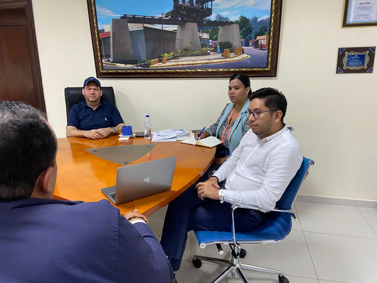coraamocard's tweet photo. Nuestro Director General, Reynaldo Méndez (Sandy) recibió mas temprano en su despacho a los equipos de la Consultora  International Assistance Consultants AVSA-ITAC, la Unidad Ejecutora del Proyecto (UEP) del Instituto Nacional de Aguas Potables y Alcantarillados (INAPA). https://t.co/qFfqiL4EcS