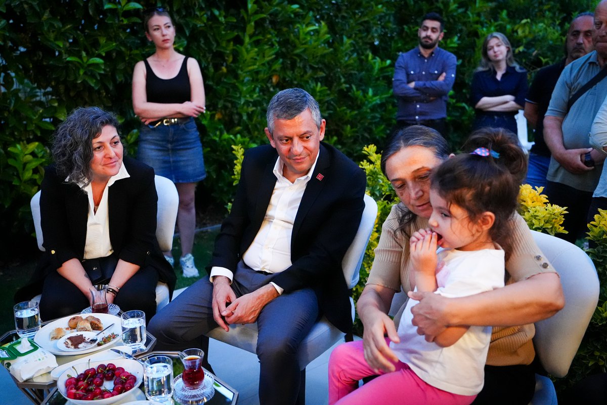 YeniPartiFoto's tweet photo. Cumhuriyet Halk Partisi lideri Özgür Özel, İzmir’de, tutuklanan Güzelbahçe Belediye Başkanı Mustafa Günay’ın ailesini ziyaret etti. https://t.co/4esuyePEJS