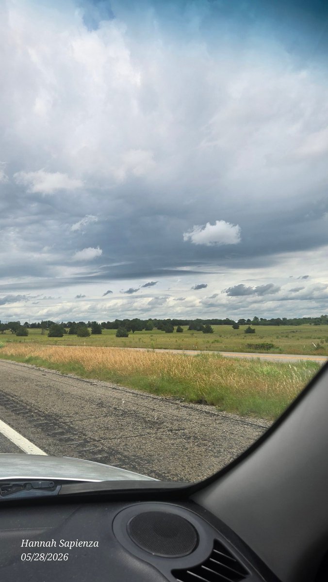 H_Malina2002's tweet photo. Anyone know what kind of clouds these were? Near Bowie, TX about 10 min ago.. 

#wxtwitter https://t.co/jWYxn5zTgV