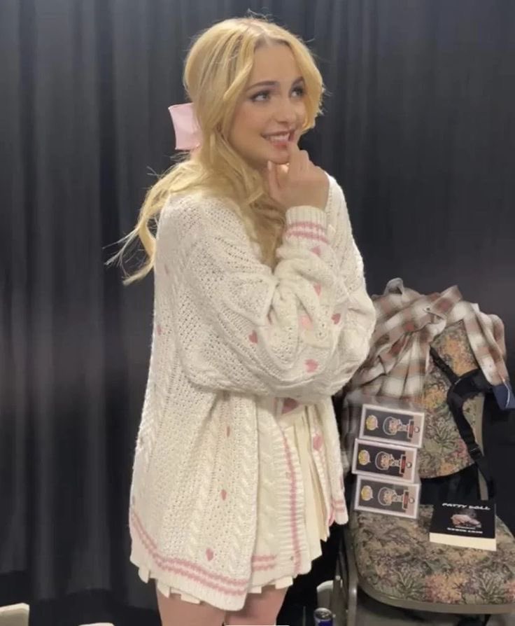 fruitylissa's tweet photo. pretends to be innocent but we all know she's a bratty whoṛe https://t.co/YI0XCzBdbR