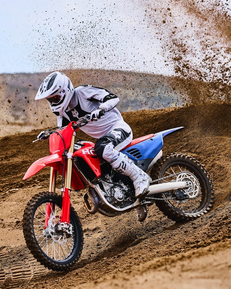 motoonline's tweet photo. Honda has taken the covers off its heavily-updated new 2027 CRF450R and HRC Works Edition, featuring the model’s most extensive overhaul in a decade, alongside a refined CRF250R line-up. Take an up-close look at the entire range in Detailed. 🔗 https://t.co/TsrRsw5c3y https://t.co/RH3oEYDIqS