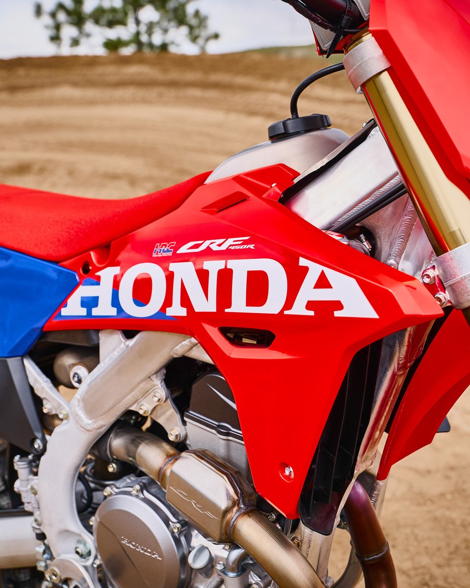 motoonline's tweet photo. Honda has taken the covers off its heavily-updated new 2027 CRF450R and HRC Works Edition, featuring the model’s most extensive overhaul in a decade, alongside a refined CRF250R line-up. Take an up-close look at the entire range in Detailed. 🔗 https://t.co/TsrRsw5c3y https://t.co/RH3oEYDIqS