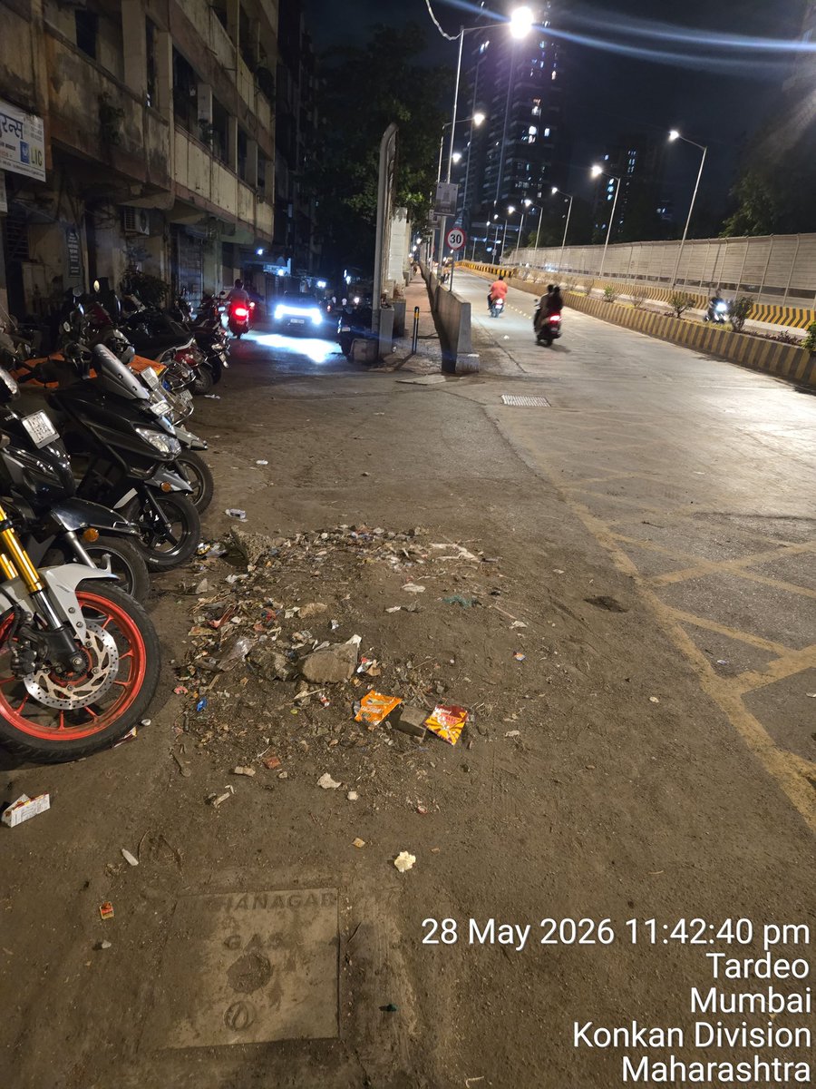 jay11290's tweet photo. महानगरपालिकेच्या घनकचरा व्यवस्थापन विभागाच्या अधिकाऱ्यांना ट्विटरच्या माध्यमातून तक्रार करून देखील अद्याप यावर कारवाई नाही@mybmc @CMOMaharashtra @mybmcWardD @TawdeRitu https://t.co/nnCGV9E9pE