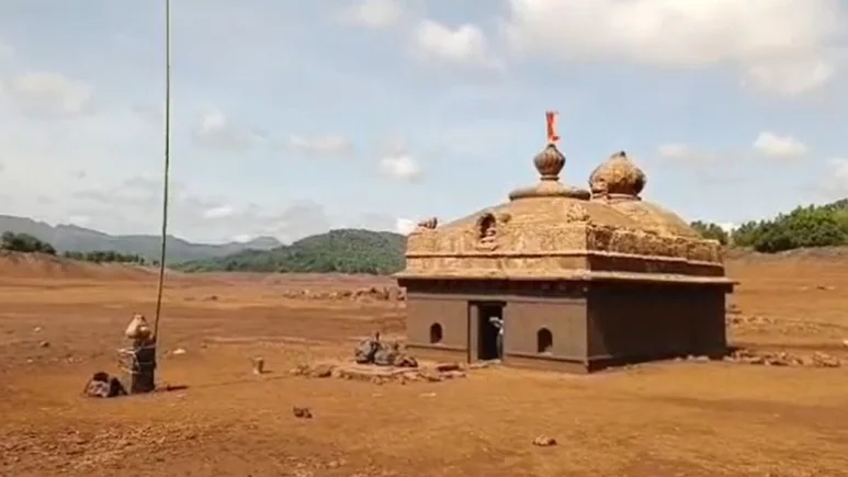 ndtv's tweet photo. 'Pandav-Era' Kambareshwar Temple Emerges As Dam Water Recedes In Pune  https://t.co/U4xsKwQ054 https://t.co/szSEWBmlBs