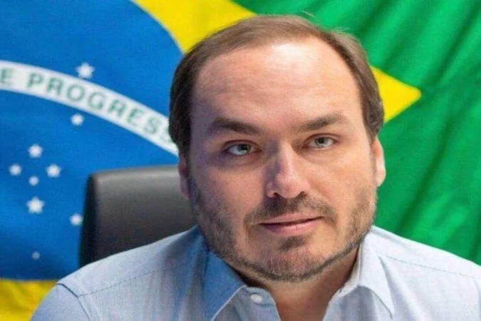 carlos_tonet's tweet photo. O que me deixa mais puteado, chateado e triste com essas eleições é saber que daremos oito anos de mandato para mais um cidadão do belo e ensolarado estado do Rio de Janeiro, terra do samba, do funk e autodeclarado berço da malandragem e da esperteza.

Será o segundo senador que daremos ao Rio.

Hoje SC só tem dois senadores e o Rio tem 4, já que o carioca Seif mal aparece por aqui.

Com a eleição de Carlos, o Rio terá cinco Senadores e SC terá apenas 1.

Não me importa que ele seja um falso patriota e esteja enganando eleitores como o pai dele.

Não me importa se ele e o pai dele digam que combatem o Centrão e o STF, mas depois fazem acordos com ambos na surdina.

Não me importa que se finjam de cristãos e usem o Santo nome de Deus em vão.

Não me importa que ele seja desonesto, que tenha um lado obscuro.

Não me importa o déficit intelectual.

O que me chateia e dói é ver a facilidade como nós, os catarinenses, somos facilmente ludibriados e usados como massa de manobra por gente mais esperta que nós.

Uma pena.

Mas é assim.