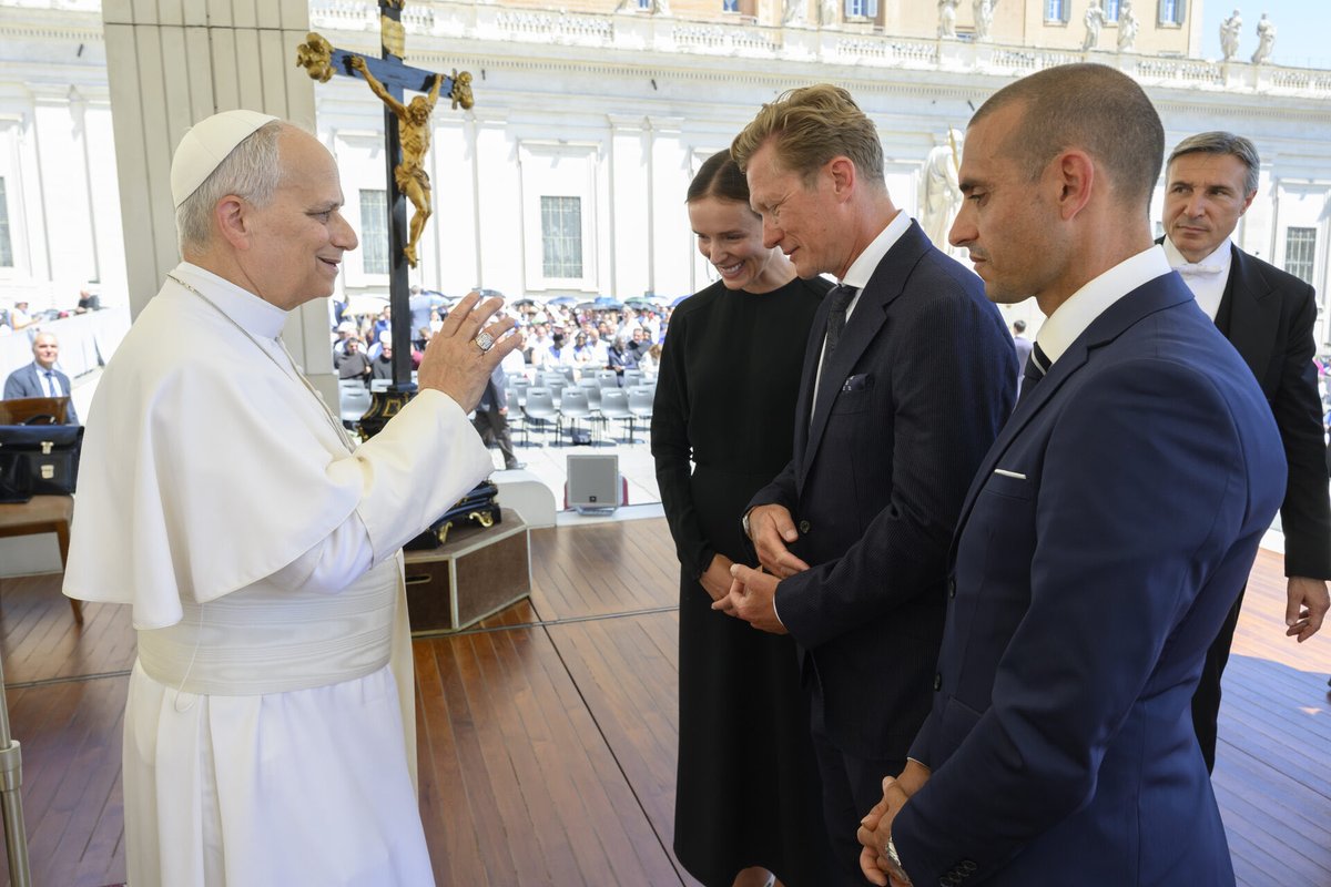 AgnoliValerio's tweet photo. Ci sono incontri che valgono piu di una https://t.co/WiYnm3j3Te vita mette davanti ostacoli e battaglie silenziose,ma la vera forza è rialzarsi senza perdere umanità,rispetto e valori.Onorato di essere stato ricevuto dal Santo Padre insieme al campione olimpico@aleksandrvinokurov https://t.co/dyf08KOKJp