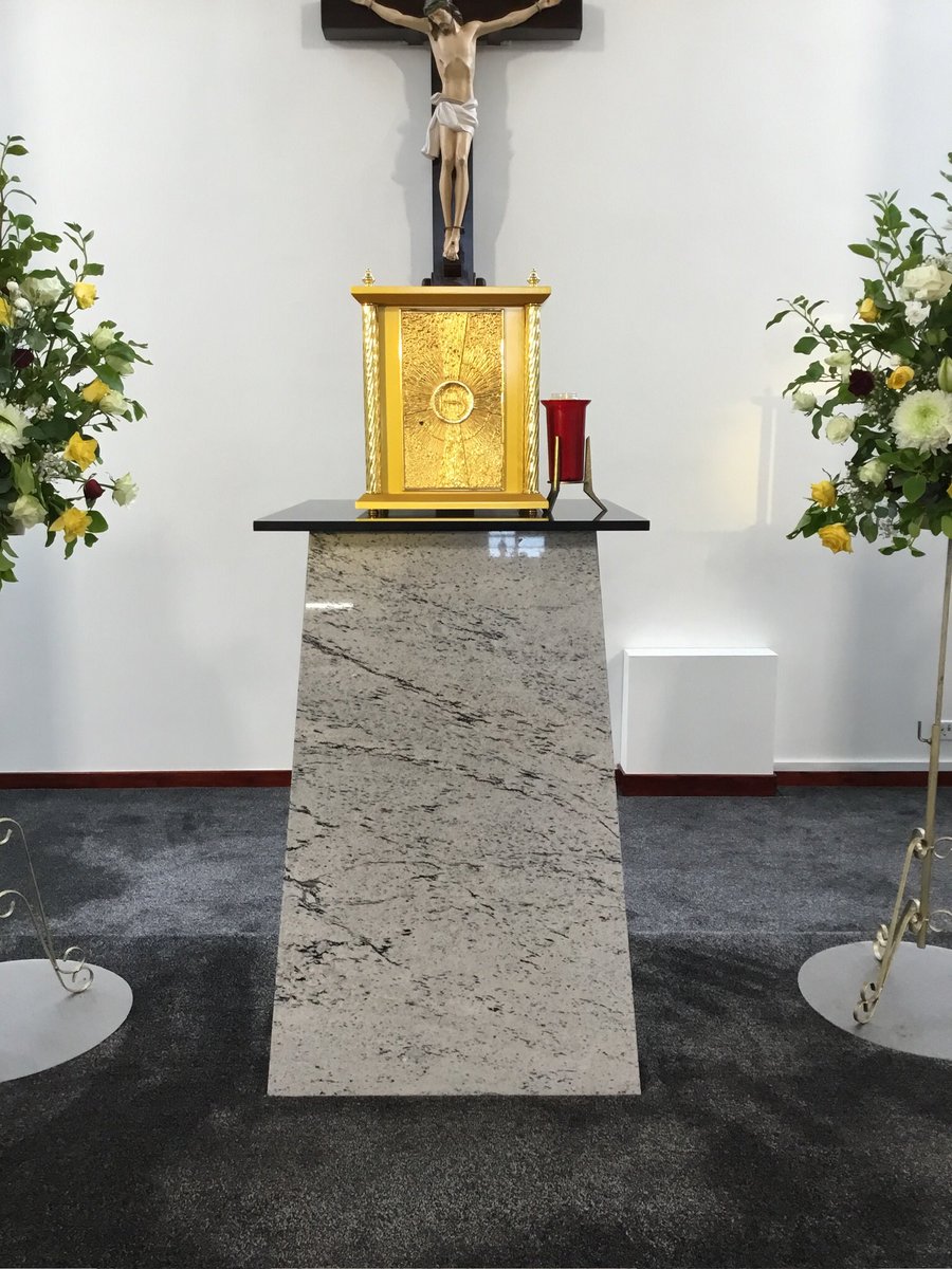 RCLargsMillport's tweet photo. Let our Thursday mindset always lead us to remember “the night He was betrayed” and the institution of the Eucharist. The same expression of His same love for us “to the end” awaits with burning Heart in the Tabernacle. https://t.co/BHRXLhCv2h