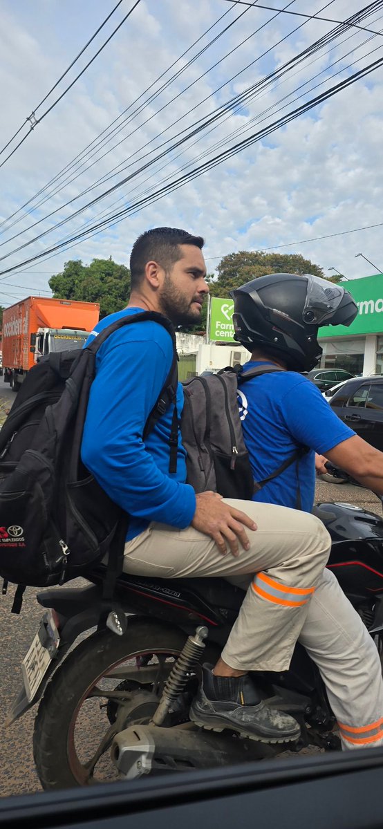 juankilezcano's tweet photo. Estos dos pelotudos andaban cruzando luz roja en la zona de Zavala Cue. Cuando se les reclamó, empezaron a golpear vehículos ajenos, intentaron robar celulares y hasta intentaron agredir.

Típico mono que hace cagada y se enoja cuando se le recrimina. https://t.co/0iLTfSNmIR