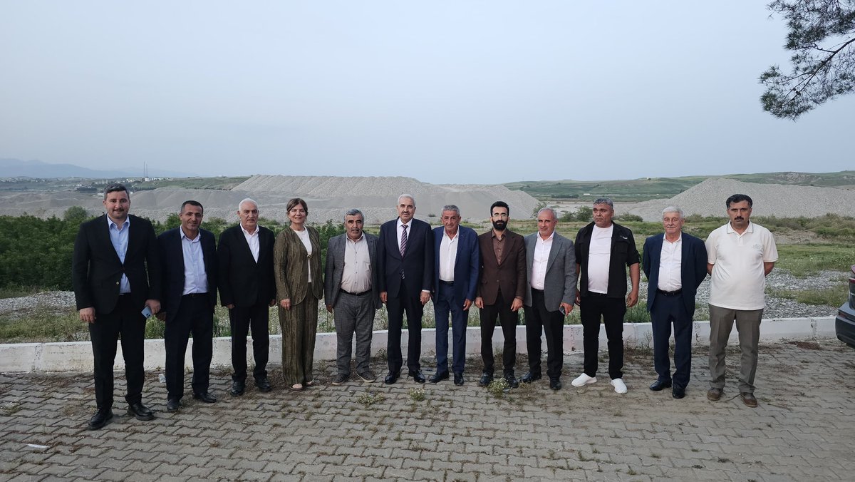 omer_iler's tweet photo. 📍 Silvan 

Bayram vesilesiyle; İl Başkan Yardımcımız Sayın Mehmet Ensarioğlu, Kocaköy İlçe Başkanımız Sayın Ümit Kaya, Lice İlçe Başkanımız Sayın İsmail Demir ve Silvan İlçe Başkanımız Sayın Volkan Karadeniz ile birlikte Milletvekilimiz Sayın Suna Kepolu Ataman’ı ziyaret ederek kendisi ve kıymetli hemşehrilerimizle bayramlaştık.

Kurban Bayramı’nın birlik, beraberlik ve kardeşlik ruhunu hep birlikte paylaşmanın mutluluğunu yaşadık. Samimi sohbetleri, misafirperverliği ve nazik ev sahiplikleri dolayısıyla kıymetli Vekilimize gönülden teşekkür ediyor; bayramın ülkemize sağlık, huzur ve bereket getirmesini temenni ediyorum.
#HayırlıBayramlarTürkiyem