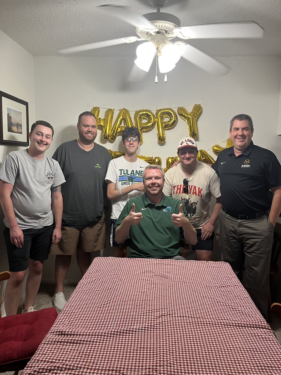 JasonCorriher's tweet photo. Great times last night celebrating @CoreyGloor’s impending birthday amidst our 10K watch party for @GreenWaveXCTF❗️

📸 @kgny21 https://t.co/s9loGTcG6e