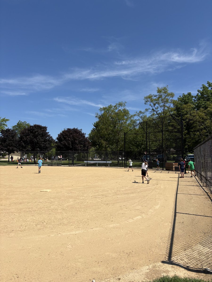 DahmClass3's tweet photo. 3rd grade fun at Camelot!☀️ #ivyhillleague https://t.co/wHZXPm7BlM