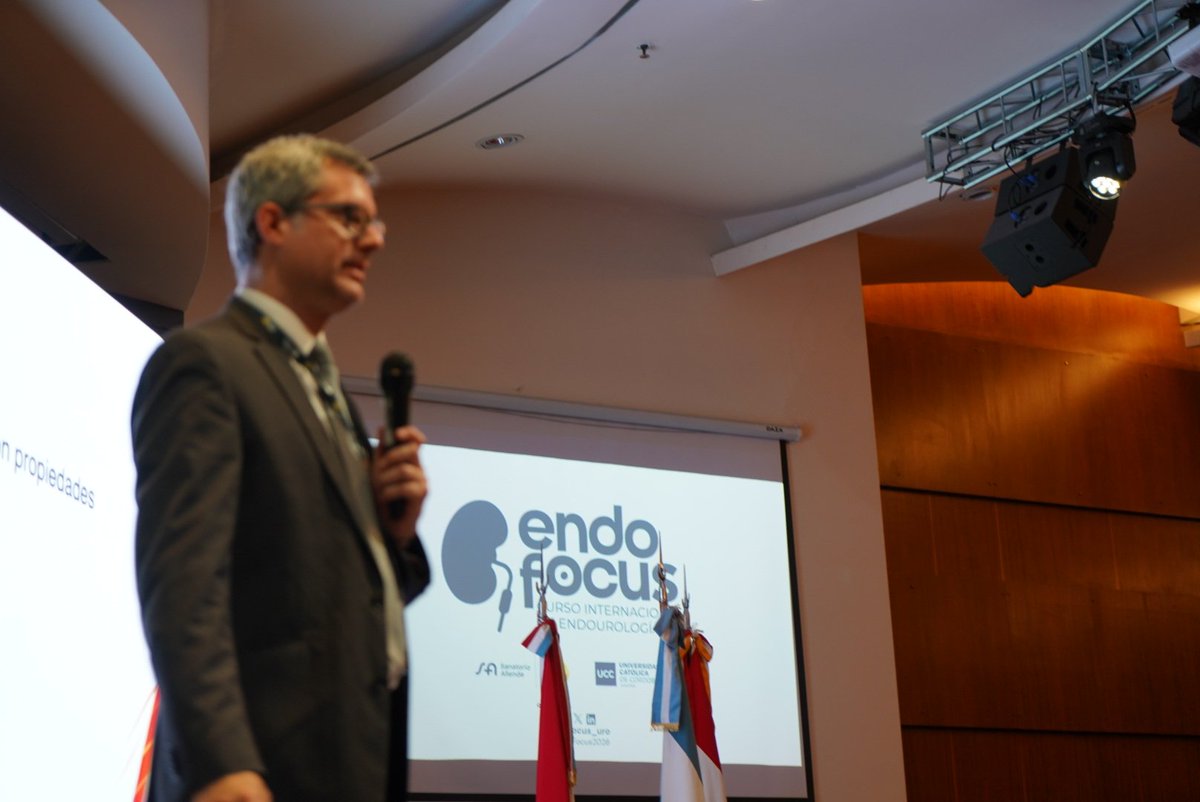 endofocus_uro's tweet photo. Vuelta al escenario con @FullaJuan 🇨🇱: "¿Cómo funciona un láser?"

Conocer la física detrás del instrumento cambia la forma en que lo usás. Formación que no se aprende solo en quirófano. #EndoFocus2026 #Endourología https://t.co/RGEOocJuor