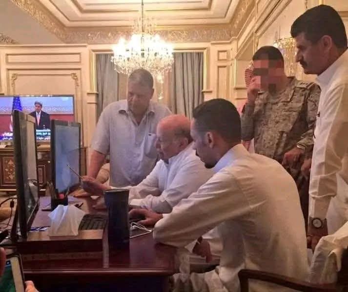 wlashi8's tweet photo. الدنبوع الهالك وهو يعطي احداثيات لقصف المدنيين والمعسكرات في صنعاء وباقي المحافظات تحت إشراف ضباط أمريكان وسعوديين واماراتيين

نهاية كل خاين لبلده وشعبه

الى مزبلة التاريخ ياهيّن https://t.co/idksWatd9d