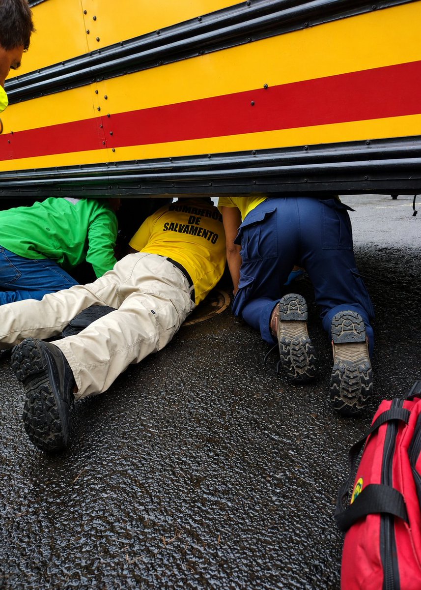 alelmaca's tweet photo. Una estudiante de la Universidad de El Salvador falleció atropellada por un autobús de la ruta 1 con placas AB 79-885 la mañana de este jueves. 

El accidente ocurrió frente al portón de la Facultad de Economía y la entrada de Derecho. Por el momento se manejan varias versiones extraoficiales: la primera es que ella hizo parada a la unidad de transporte pero el motorista le indicó que más adelante haría la parada y aún así ella intentó subir. Otra indica que fue embestida cuando el bus se incorporaba de la Avenida Don Bosco hacia el Boulevard Universitario. 

A pesar de que elementos de primera respuesta llegaron al lugar a brindar atención pronta, la víctima ya no presentaba signos vitales. 

#TráficoSV #SanSalvador #ElSalvador #SeguridadVial