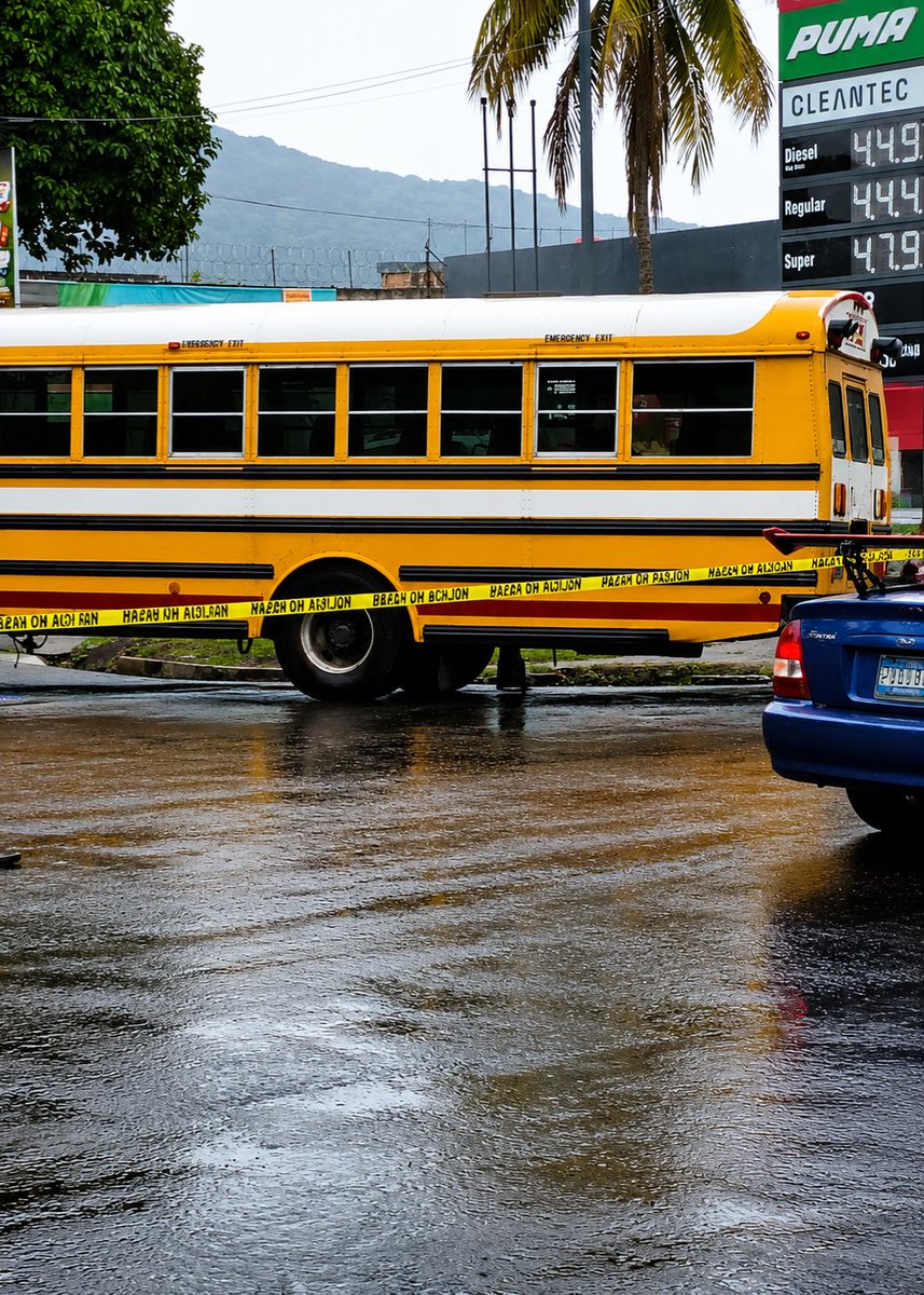 alelmaca's tweet photo. Una estudiante de la Universidad de El Salvador falleció atropellada por un autobús de la ruta 1 con placas AB 79-885 la mañana de este jueves. 

El accidente ocurrió frente al portón de la Facultad de Economía y la entrada de Derecho. Por el momento se manejan varias versiones extraoficiales: la primera es que ella hizo parada a la unidad de transporte pero el motorista le indicó que más adelante haría la parada y aún así ella intentó subir. Otra indica que fue embestida cuando el bus se incorporaba de la Avenida Don Bosco hacia el Boulevard Universitario. 

A pesar de que elementos de primera respuesta llegaron al lugar a brindar atención pronta, la víctima ya no presentaba signos vitales. 

#TráficoSV #SanSalvador #ElSalvador #SeguridadVial