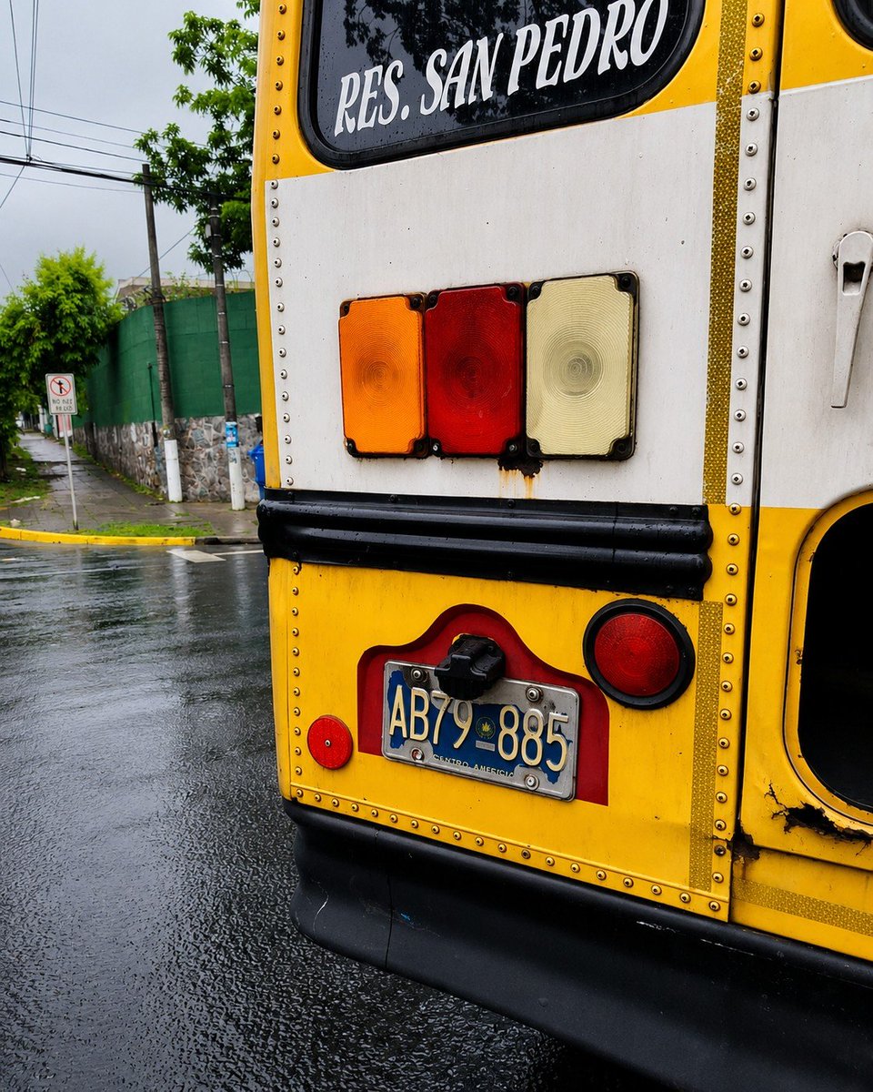 alelmaca's tweet photo. Una estudiante de la Universidad de El Salvador falleció atropellada por un autobús de la ruta 1 con placas AB 79-885 la mañana de este jueves. 

El accidente ocurrió frente al portón de la Facultad de Economía y la entrada de Derecho. Por el momento se manejan varias versiones extraoficiales: la primera es que ella hizo parada a la unidad de transporte pero el motorista le indicó que más adelante haría la parada y aún así ella intentó subir. Otra indica que fue embestida cuando el bus se incorporaba de la Avenida Don Bosco hacia el Boulevard Universitario. 

A pesar de que elementos de primera respuesta llegaron al lugar a brindar atención pronta, la víctima ya no presentaba signos vitales. 

#TráficoSV #SanSalvador #ElSalvador #SeguridadVial