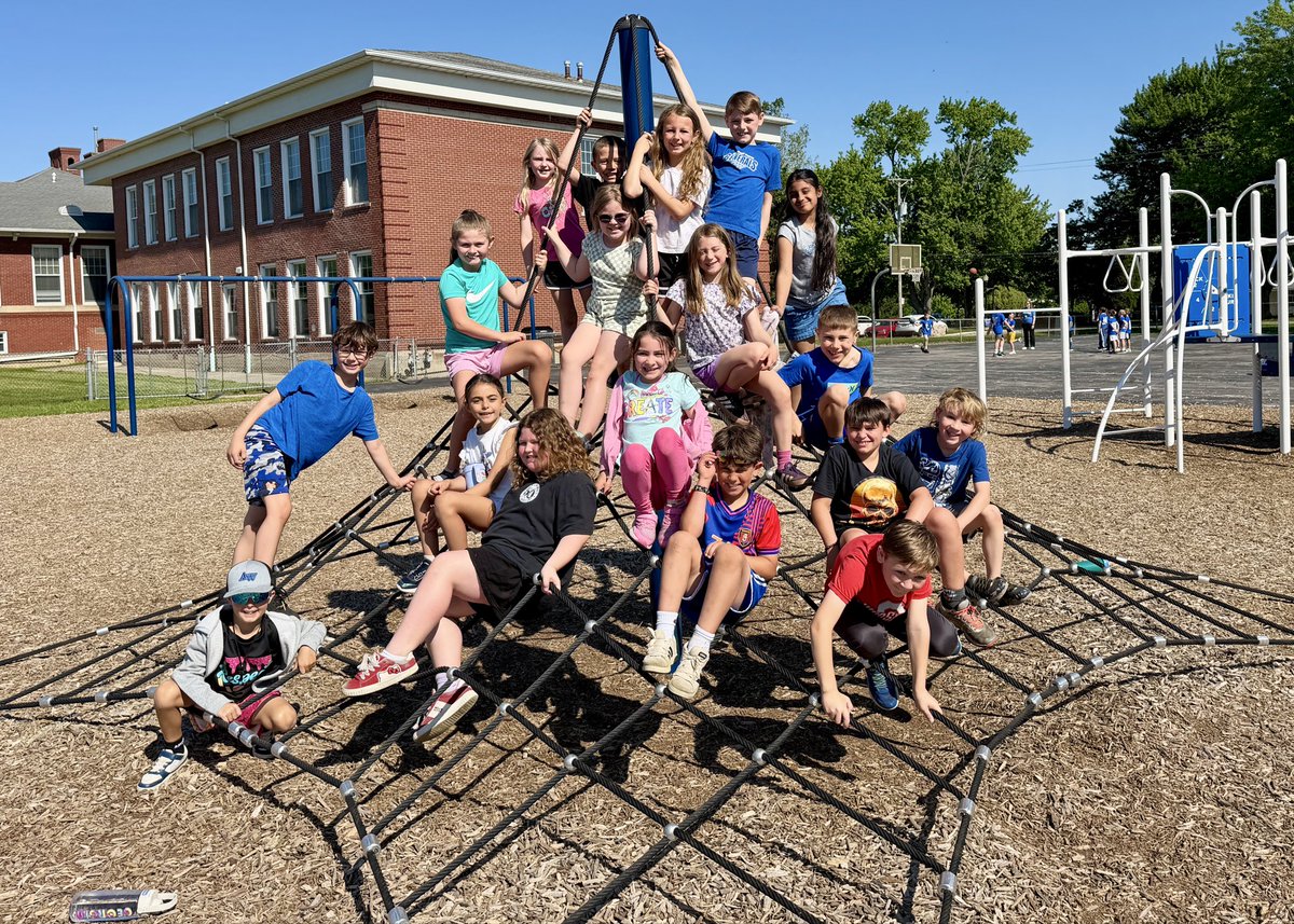 2ndGrLewis's tweet photo. Happy Last Day! ☀️ Hello Summer! https://t.co/dBDQb1qerg