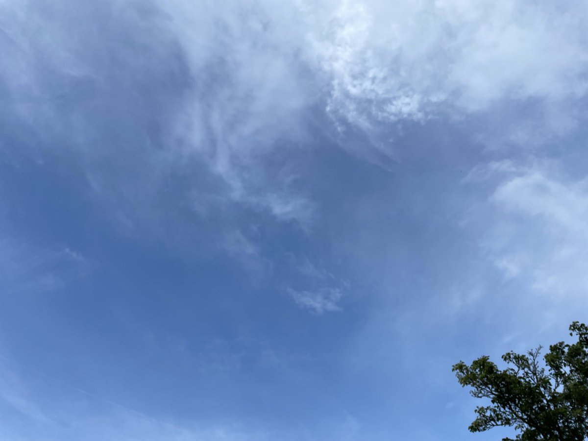 CarolynHailston's tweet photo. Proper jumbled up sky up there at 7.15pm in N.Kensington. Really sultry,melting😞29C and no wind...@londonsnowwatch https://t.co/SIbIMg2CPx