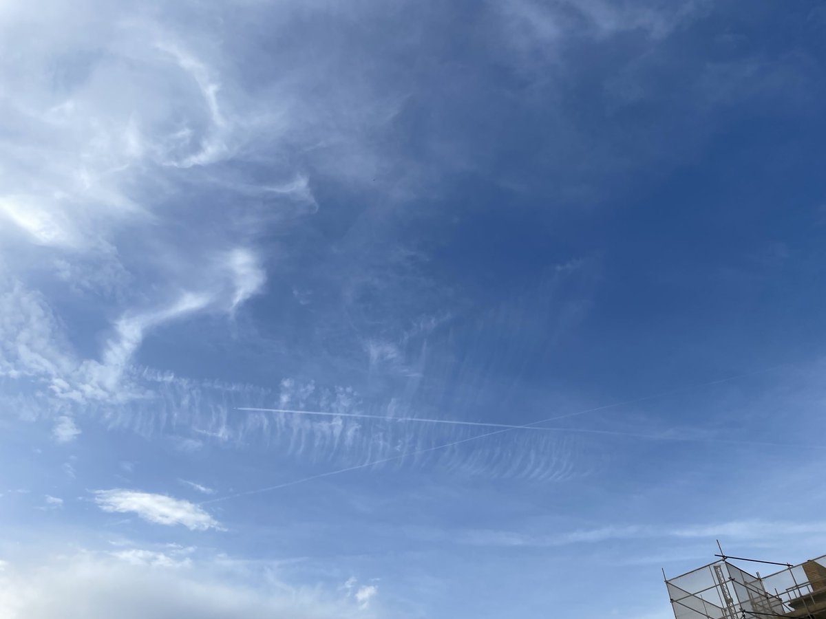 CarolynHailston's tweet photo. Proper jumbled up sky up there at 7.15pm in N.Kensington. Really sultry,melting😞29C and no wind...@londonsnowwatch https://t.co/SIbIMg2CPx
