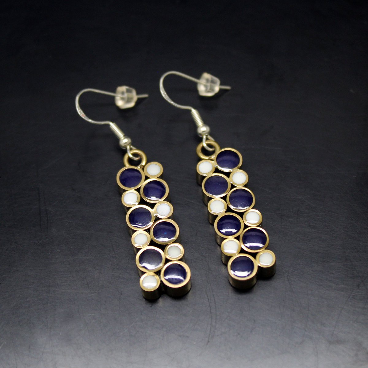 Plataica's tweet photo. La noche se convierte en joya sobre el mar 🌙🌊.
Pendientes "Olas de Medianoche" en #latón y plata 925, inspirados en las olas bajo la luna
👉 https://t.co/D8VJl7FSSK
#hechoamano #handmade #joyeríaartesanal #Olas #Medianoche #resinaUV https://t.co/Jawybm65Ta