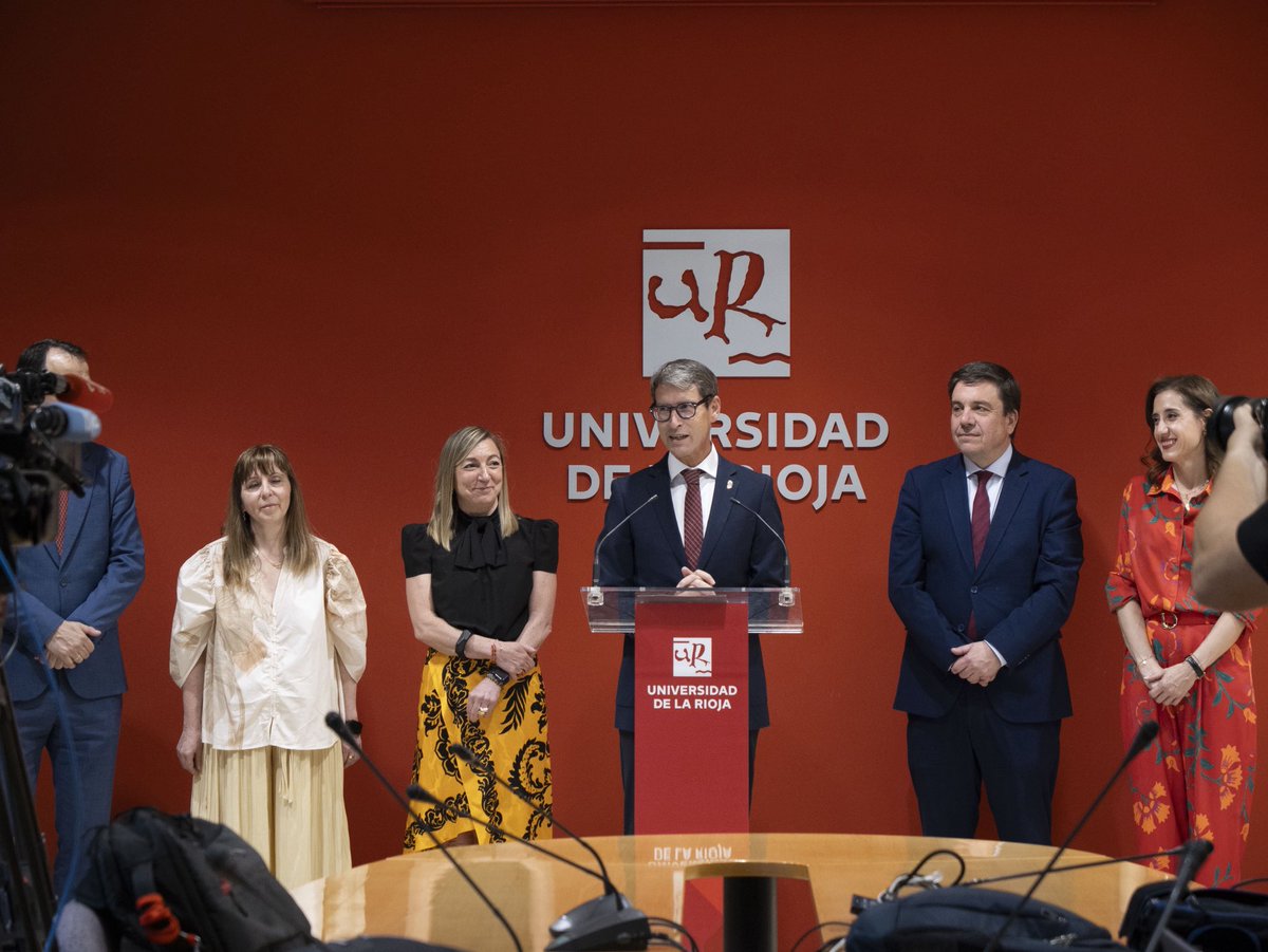 lariojaorg's tweet photo. 🏫 La @unirioja impartirá el Grado de Medicina el próximo curso 2026-2027 con 30 plazas en modalidad presencial
 
El presidente @CapellanGonzalo valora como un hito histórico para la universidad y para La Rioja la implantación de dicho Grado 

🖇️ https://t.co/lMSwtkZTDv https://t.co/qHK0zU1TSs