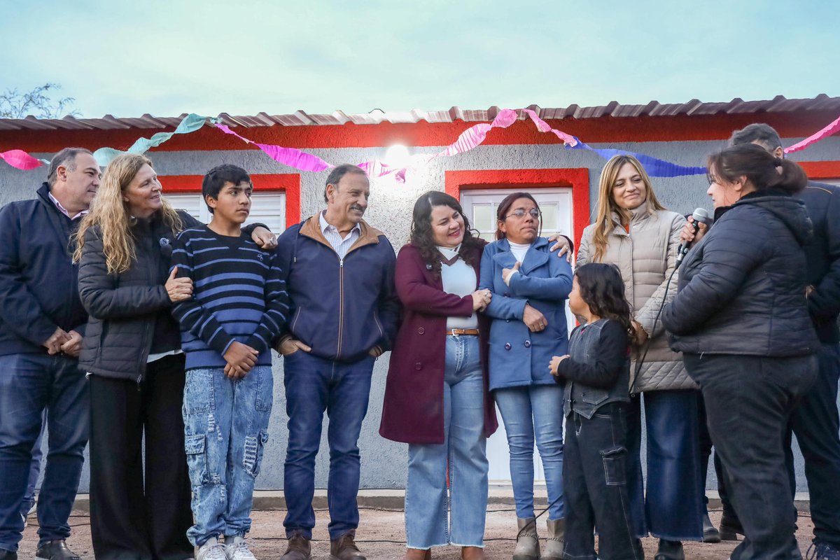 QuintelaRicardo's tweet photo. Con mucha alegría, dos nuevas familias de Chepes y Desiderio Tello recibieron las llaves de sus hogares en el marco del Plan Angelelli.  Con estas, ya sumamos 46 viviendas entregadas en todo el Departamento.
​Desde el programa seguimos acompañando las demandas urgentes de  vecinos y vecinas, trabajando coordinadamente con cada municipio para fortalecer el circuito económico local y transformar realidades.