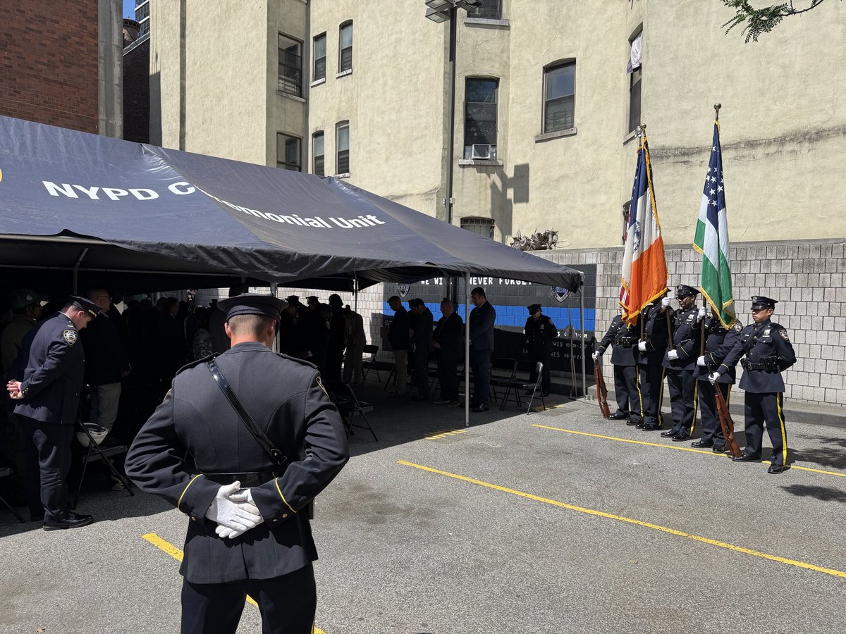 NYPDPSA5's tweet photo. Honoring the life and legacy of First Grade Detective Omar Edwards today at the grand opening of the newly renovated Detective Omar Edwards Park. Heroes are never forgotten. 💙@NYPDHousing https://t.co/BrOE0bC4l6