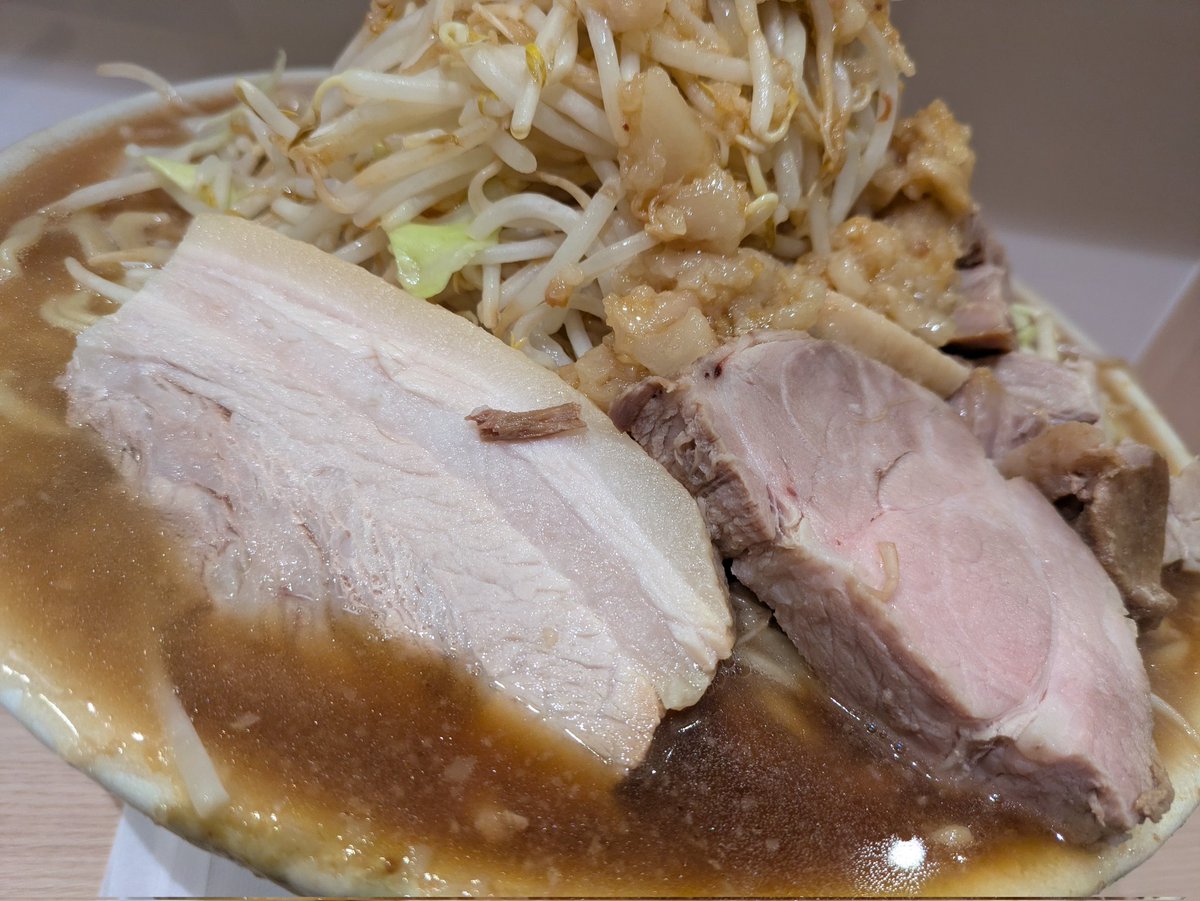 kaze_men_deka's tweet photo. RAMEN .R 難波店
豚ラーメン1900g
ヤサイマシマシアブラマシマシ

トレーニングも兼ねて自己ベスト更新に挑戦！
途中麺が無限に湧いてくる感覚に襲われましたがなんとか完食。
久しぶりのRAMEN .Rさん のラーメン美味しゅうございました🙏
本日の計量　8067-3177=4890g https://t.co/W3VL8Rxz12