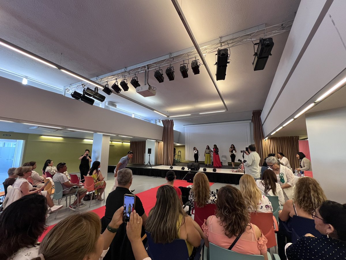 SantaCruzSCZ's tweet photo. 23.05.26 colaborando con el cantante cruceño Javi Taceo en el festival multicultural y multisectorial en honor al “Día de la Madre” Boliviana y del Mundo en la ciudad de #Badalona. 
#ColaboraciónAsociativa 
#AssociacionismeCollaboratiu
#EntitatSantaCruz #EntitatCambalanes https://t.co/bt9JMgrDL3