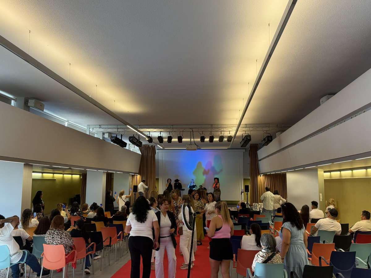 SantaCruzSCZ's tweet photo. 23.05.26 colaborando con el cantante cruceño Javi Taceo en el festival multicultural y multisectorial en honor al “Día de la Madre” Boliviana y del Mundo en la ciudad de #Badalona. 
#ColaboraciónAsociativa 
#AssociacionismeCollaboratiu
#EntitatSantaCruz #EntitatCambalanes https://t.co/bt9JMgrDL3