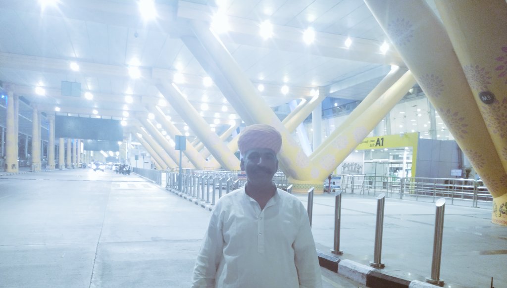 munnaram_suthar's tweet photo. ये एयरपोर्ट कहां का हैं। https://t.co/CPUU9G2neF