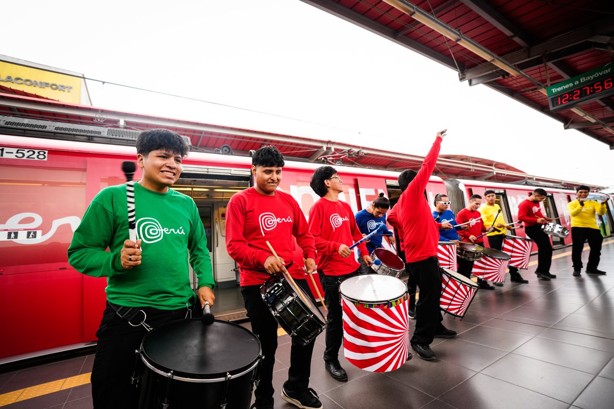 MINCETUR's tweet photo. 🇵🇪🚆 ¡La Marca Perú, más cerca de los peruanos! El Mincetur, junto a @Promperu, presentó el nuevo tren de la Línea 1 del Metro de Lima brandeado con la identidad de la @marcaPERU, en el marco de su 15.° aniversario, una iniciativa que busca llevar nuestros colores, cultura y orgullo nacional a más de 600,000 ciudadanos cada día. ✨ 
#NotaDePrensa | https://t.co/BaPqXb63v5 #GobiernoDeTransición
