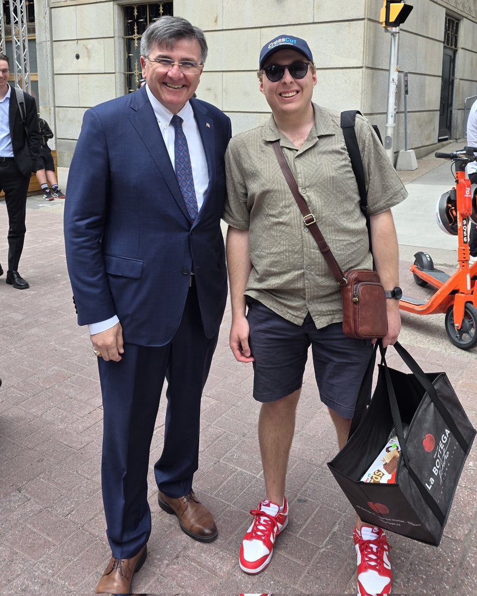 vcallacanada's tweet photo. The people you run into in the Parliamentary Precinct... great to finally meet you, @CostasMenegakis! https://t.co/Wm50vmquhc