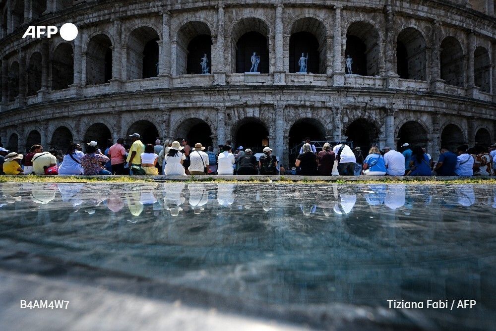 AFP's tweet photo. Italy issued a red alert warning for the capital Rome on Thursday and Portugal and France reported their hottest days in May as Europe struggled with a heatwave that has smashed records across the continent.  https://t.co/7EezKuRkJR https://t.co/ONdGoi7roZ
