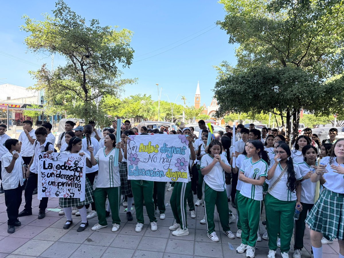 hernanbaqueror's tweet photo. Hoy la comunidad campesina y educativa alza su voz y exige explicaciones ante el Concejo Municipal sobre por qué no se le está permitiendo el desarrollo de nuestras comunidades rurales.

Las vías campesinas y el mejoramiento de las aulas educativas no pueden seguir esperando. Este proyecto de acuerdo representa progreso, dignidad y mejores oportunidades para cientos de familias y estudiantes de nuestro municipio.

La comunidad hoy protesta porque necesita respuestas y acciones reales. El desarrollo de Codazzi no puede detenerse.