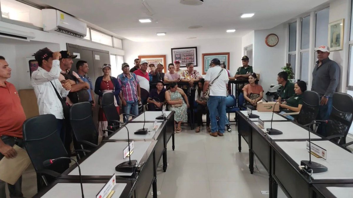 hernanbaqueror's tweet photo. Hoy la comunidad campesina y educativa alza su voz y exige explicaciones ante el Concejo Municipal sobre por qué no se le está permitiendo el desarrollo de nuestras comunidades rurales.

Las vías campesinas y el mejoramiento de las aulas educativas no pueden seguir esperando. Este proyecto de acuerdo representa progreso, dignidad y mejores oportunidades para cientos de familias y estudiantes de nuestro municipio.

La comunidad hoy protesta porque necesita respuestas y acciones reales. El desarrollo de Codazzi no puede detenerse.